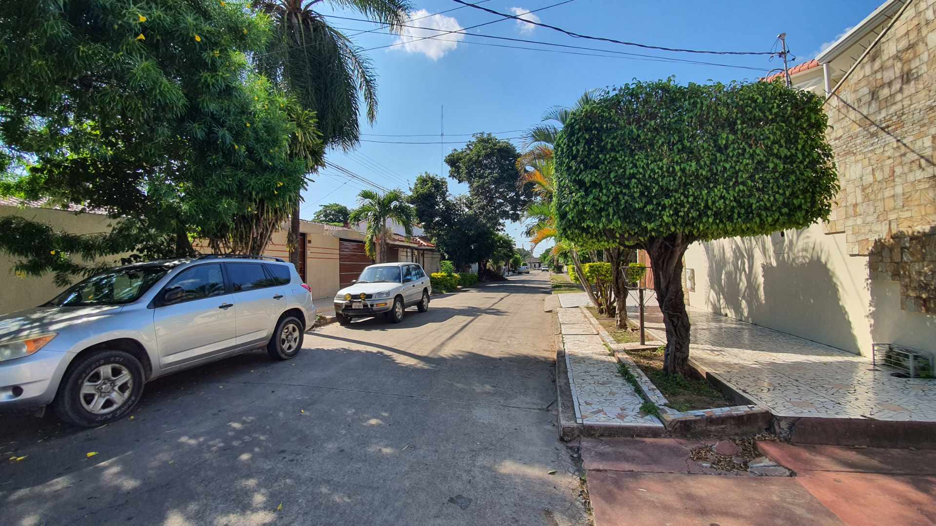 Casa en Entre 3er y 4to anillo Norte en Santa Cruz de la Sierra 4 dormitorios 3 baños 2 parqueos Foto 3