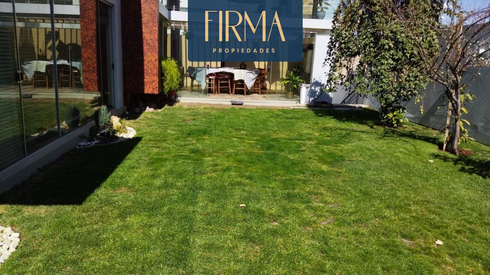 Casa en Cota Cota en La Paz 3 dormitorios 5 baños 5 parqueos Foto 2