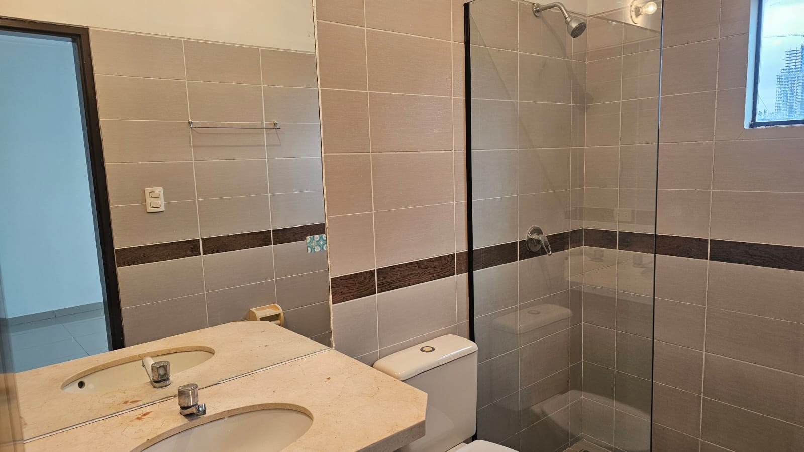 Casa en AlquilerEn el Urubo alquilo hermosa casa de 2 pisos de 3 dormitorios  3 dormitorios 4 baños 2 parqueos Foto 5