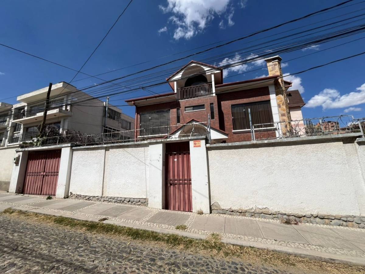 Casa en Calacoto en La Paz 5 dormitorios 5 baños 3 parqueos Foto 1