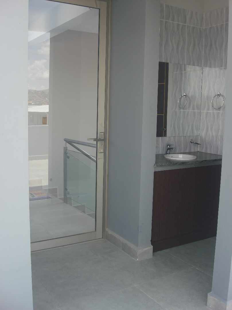 Casa en VentaInmediaciones Campo Ferial y Country Club, OTB Exaltación, en pasaje cerrado, Urbanización La Rinconada, Zona Alalay 4 dormitorios 5 baños 3 parqueos Foto 21
