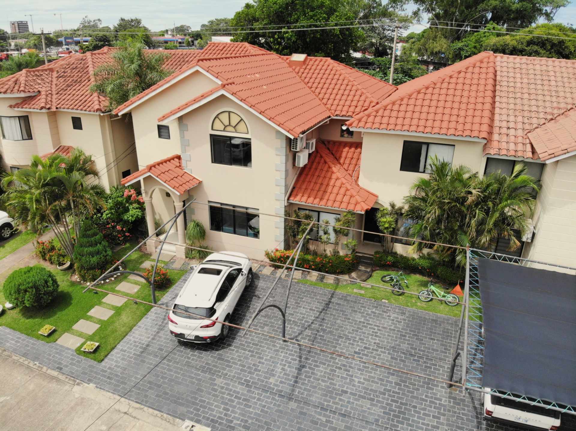 Casa Condominio Hamburgo Norte - Zona 8vo. Anillo y Av. Banzer Foto 1