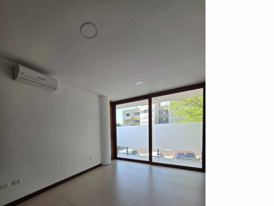 Departamento en AlquilerZona Norte 
6to. Anillo ( Av.Banzer y Beni)
Condominio Torres de  la Sierra 3 dormitorios 4 baños 1 parqueos Foto 6