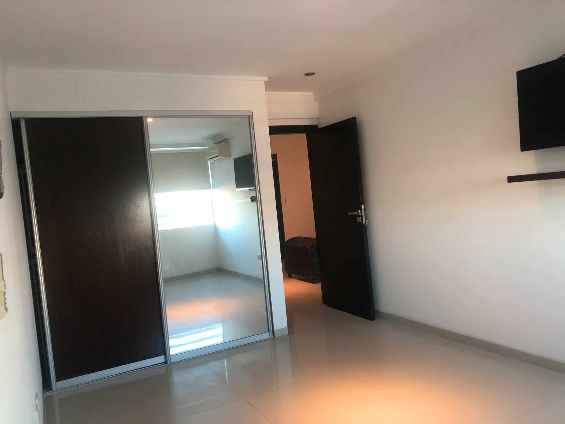Departamento en VentaAv. Velarde (zona plaza blacut) 3 dormitorios 3 baños 1 parqueos Foto 8