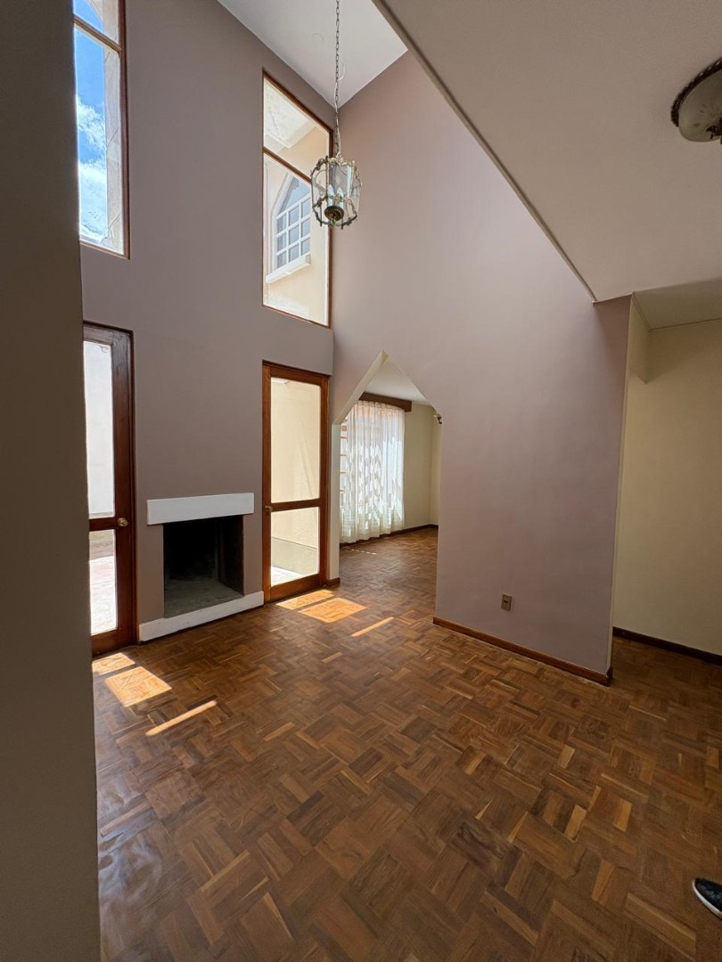 Casa en AlquilerBonita Casa en Alquiler
3 dormitorios, Achumani Foto 4