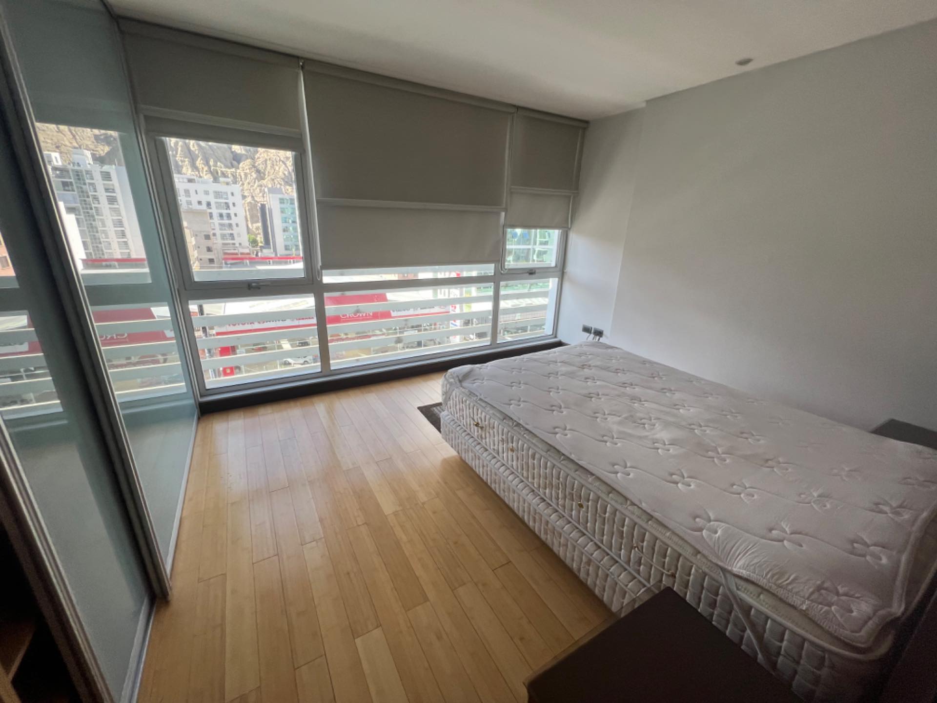 Departamento en AlquilerCalle 10 de calacoto avenida principal  3 dormitorios 3 baños 1 parqueos Foto 2