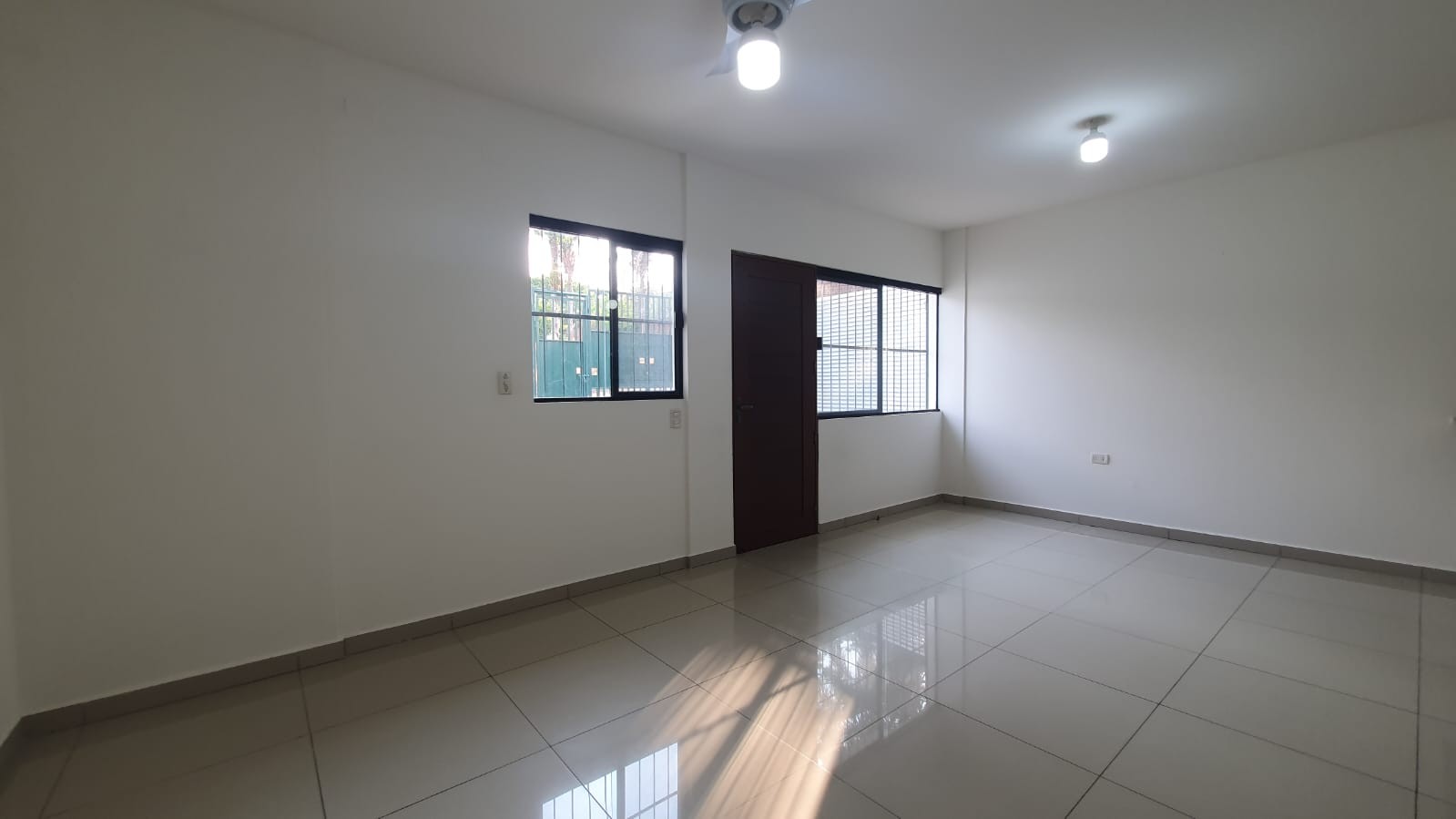 Casa En el Urubo hermosa casa de 1 planta de 2 dorm + escritorio Foto 8