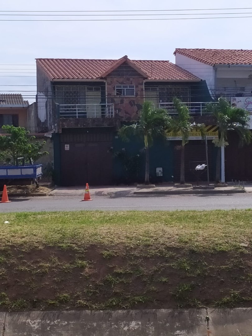 Casa en Entre 3er y 4to anillo Este en Santa Cruz de la Sierra 6 dormitorios 4 baños 2 parqueos Foto 4