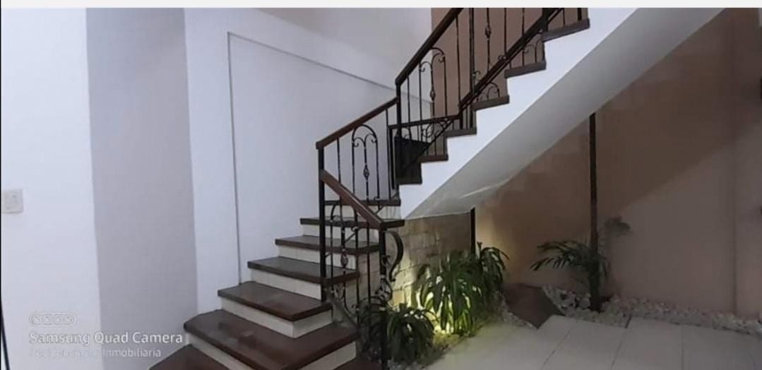 Casa en VentaEN VENTA 345. 300 $ o ALQUILER 1500$us
Av. Centenario 3 y 4 anillo. 
Linda Casa Amplia, Cómoda y Céntrica. 
Cerca de Universidades y Colegios.  5 dormitorios 4 baños 2 parqueos Foto 13