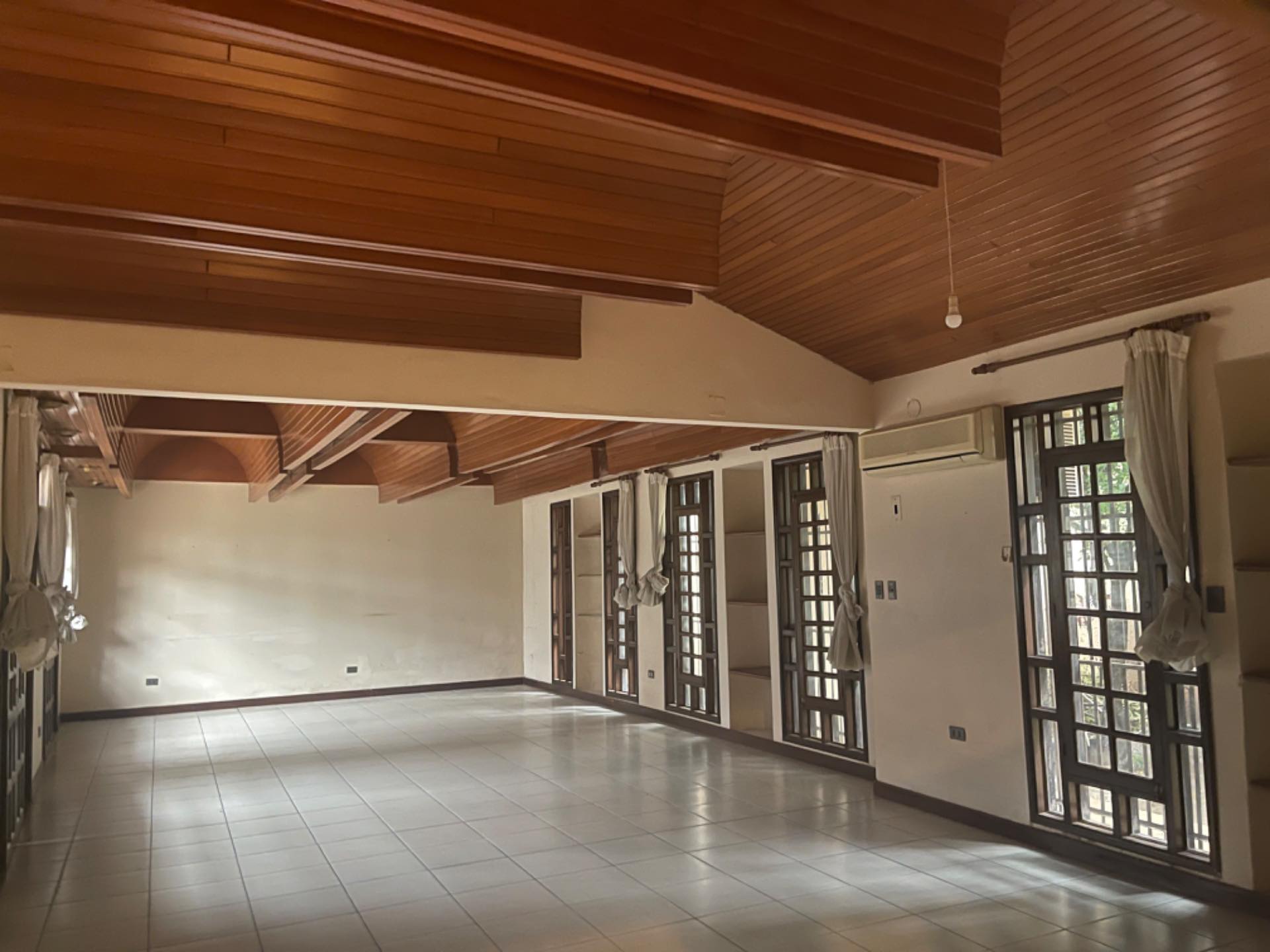 Casa Av Los Cusis zona Norte entre Beni y Banzer Foto 15