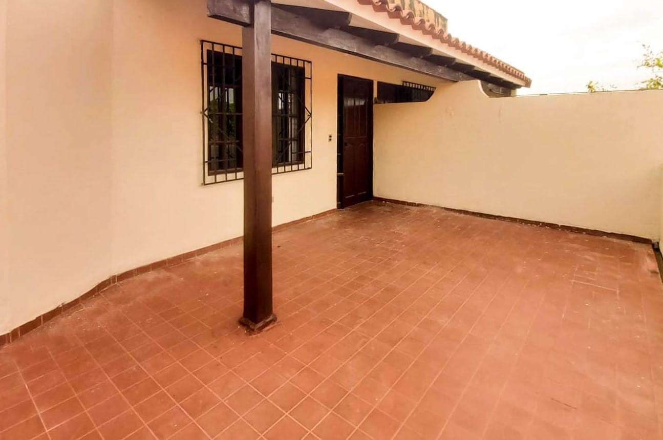 Casa en VentaCasa en venta zona Sur 6° anillo con 2 departamentos completos 6 dormitorios 4 baños 3 parqueos Foto 8