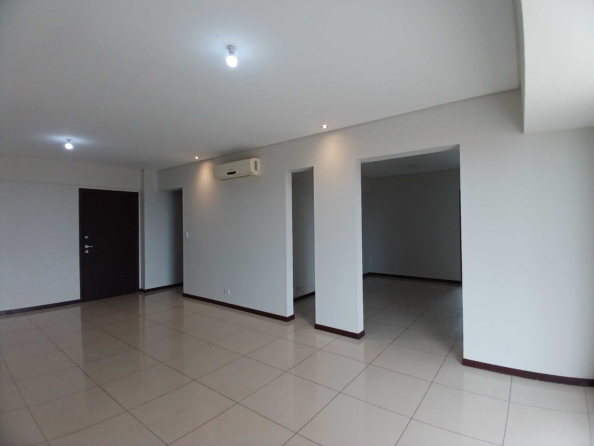 Departamento en Alquiler📢 ALQUILER DPTO EN COND. CURUPAU – AV. PARAGUA 4 dormitorios 4 baños 1 parqueos Foto 4