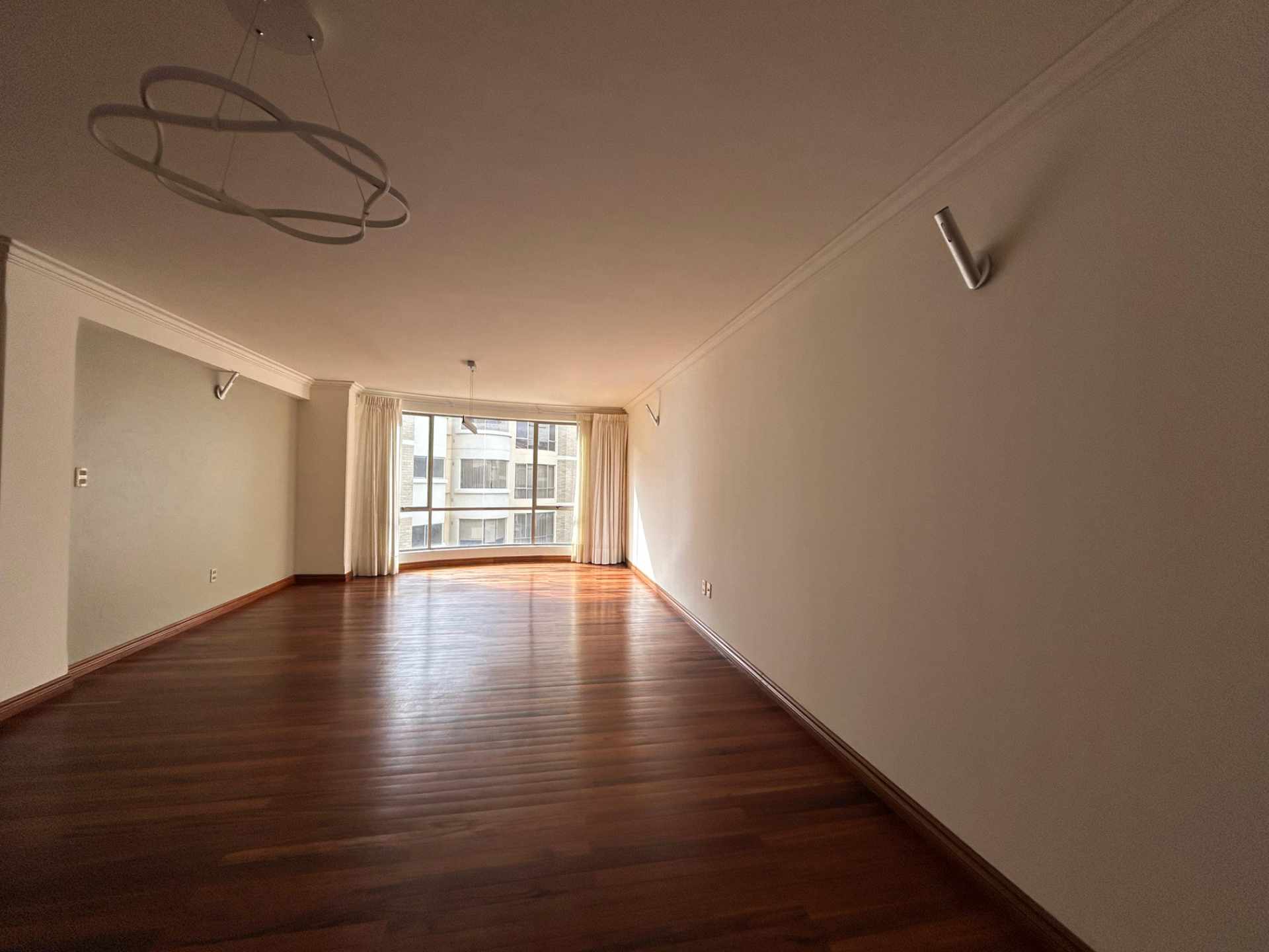 Departamento en Achumani en La Paz 3 dormitorios 4 baños 1 parqueos Foto 2