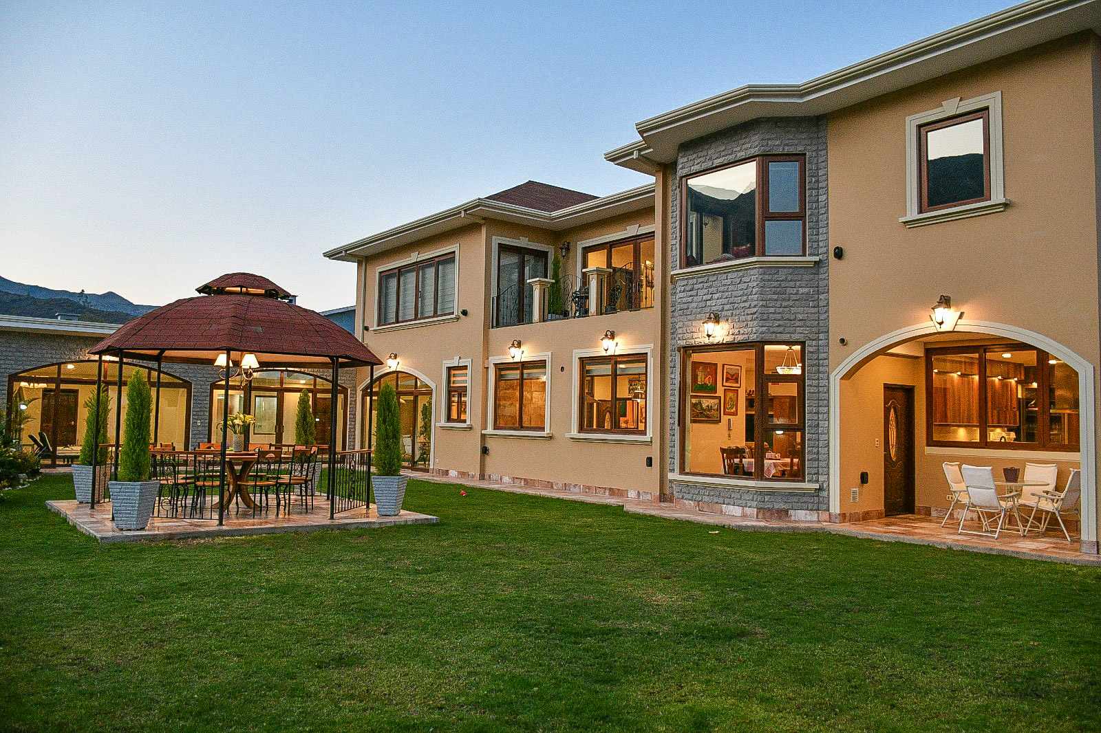 Casa en Río Abajo en La Paz 5 dormitorios 7 baños 4 parqueos Foto 2