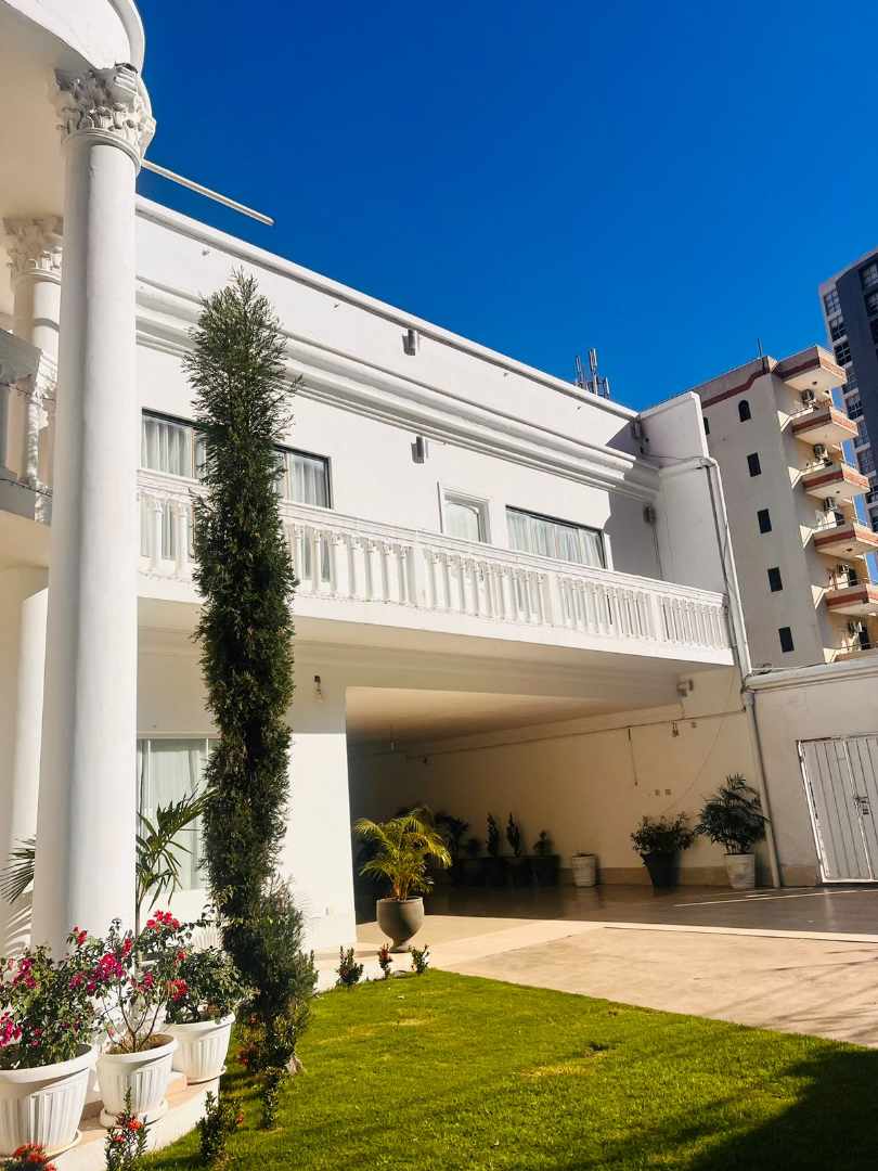 Casa en Entre 2do y 3er anillo Norte en Santa Cruz de la Sierra 4 dormitorios 8 baños 7 parqueos Foto 12