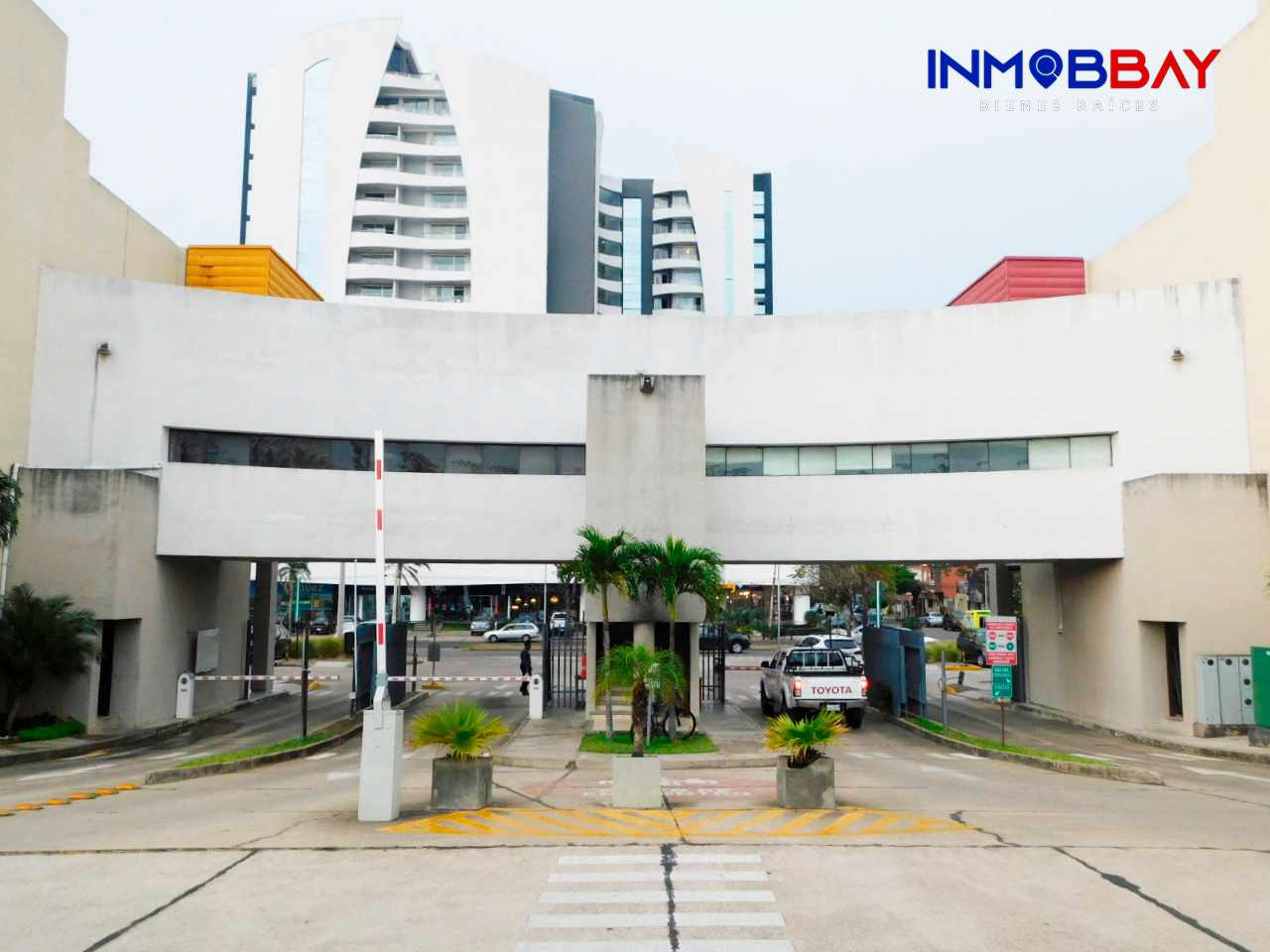 Casa CONDOMINIO CIUDAD REAL!! Av. Busch Entre 2do y 3er anillo!! Foto 2