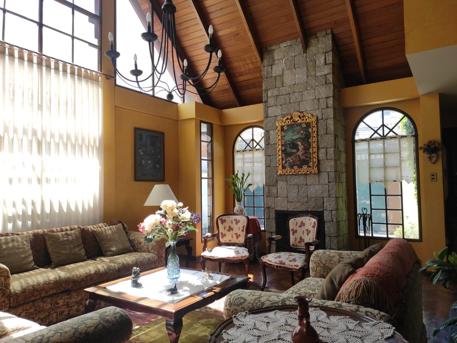 Casa en Achumani en La Paz 5 dormitorios 4 baños 3 parqueos Foto 2