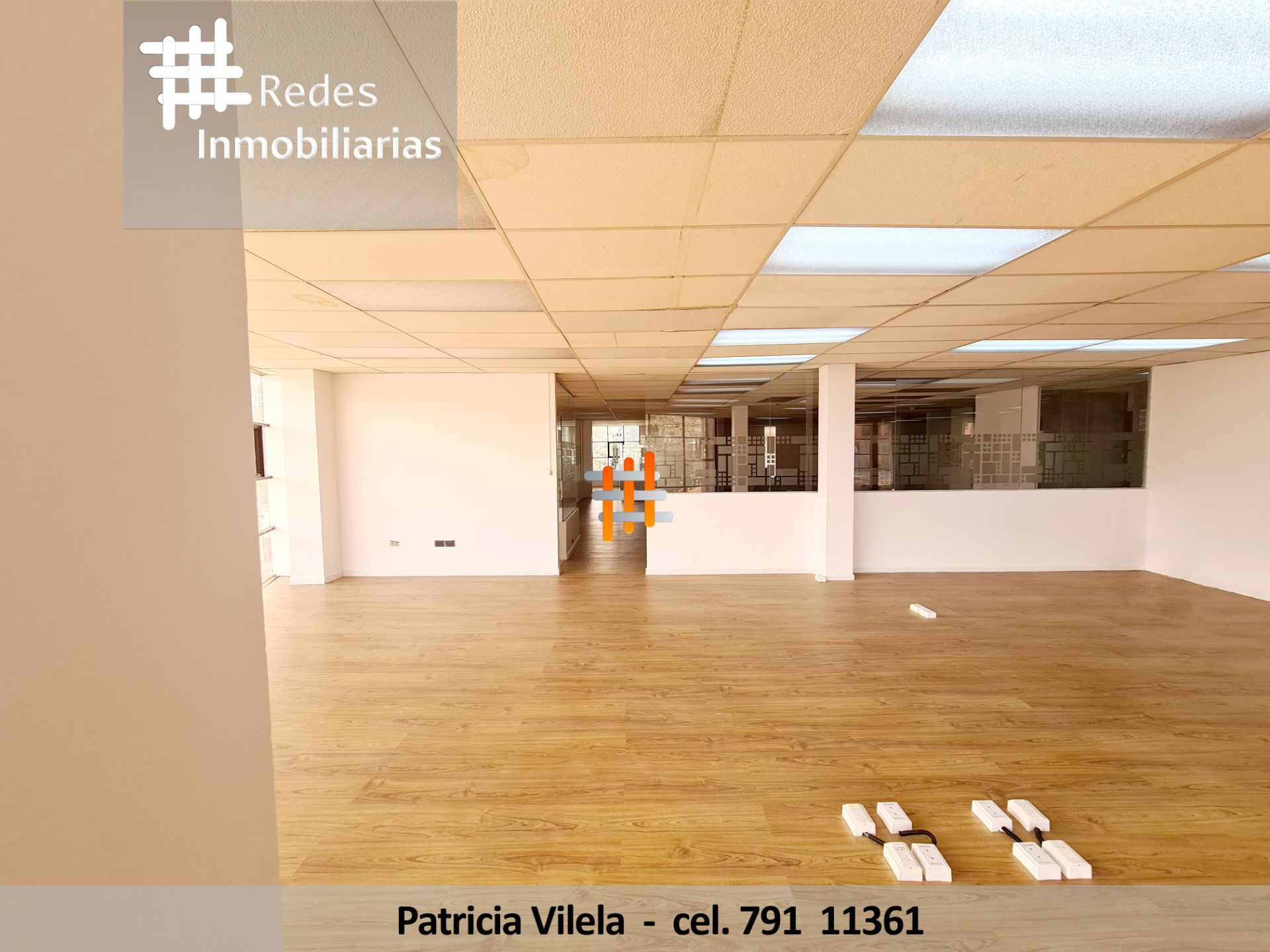 Oficina en VentaOFICINA EN VENTA EN CALACOTO EN EDIFICIO EMPRESARIAL - DIVISIONES DE VIDRIO TEMPLADO 5 dormitorios 2 baños 2 parqueos Foto 2