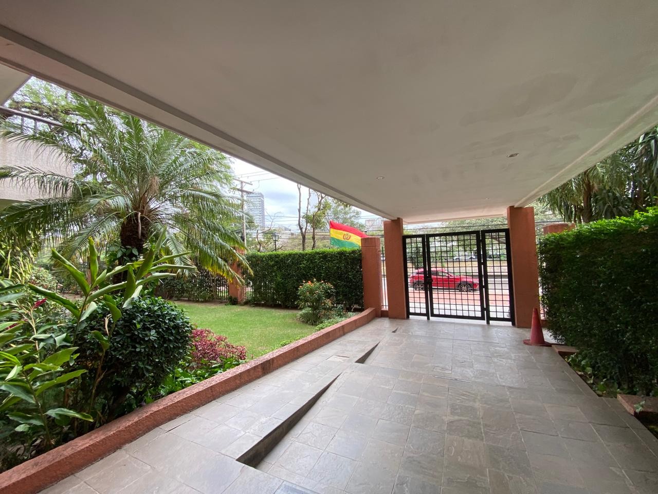 Departamento en Venta📍Av. La Salle, Edificio Mirador de Equipetrol. 3 dormitorios 3 baños 2 parqueos Foto 2