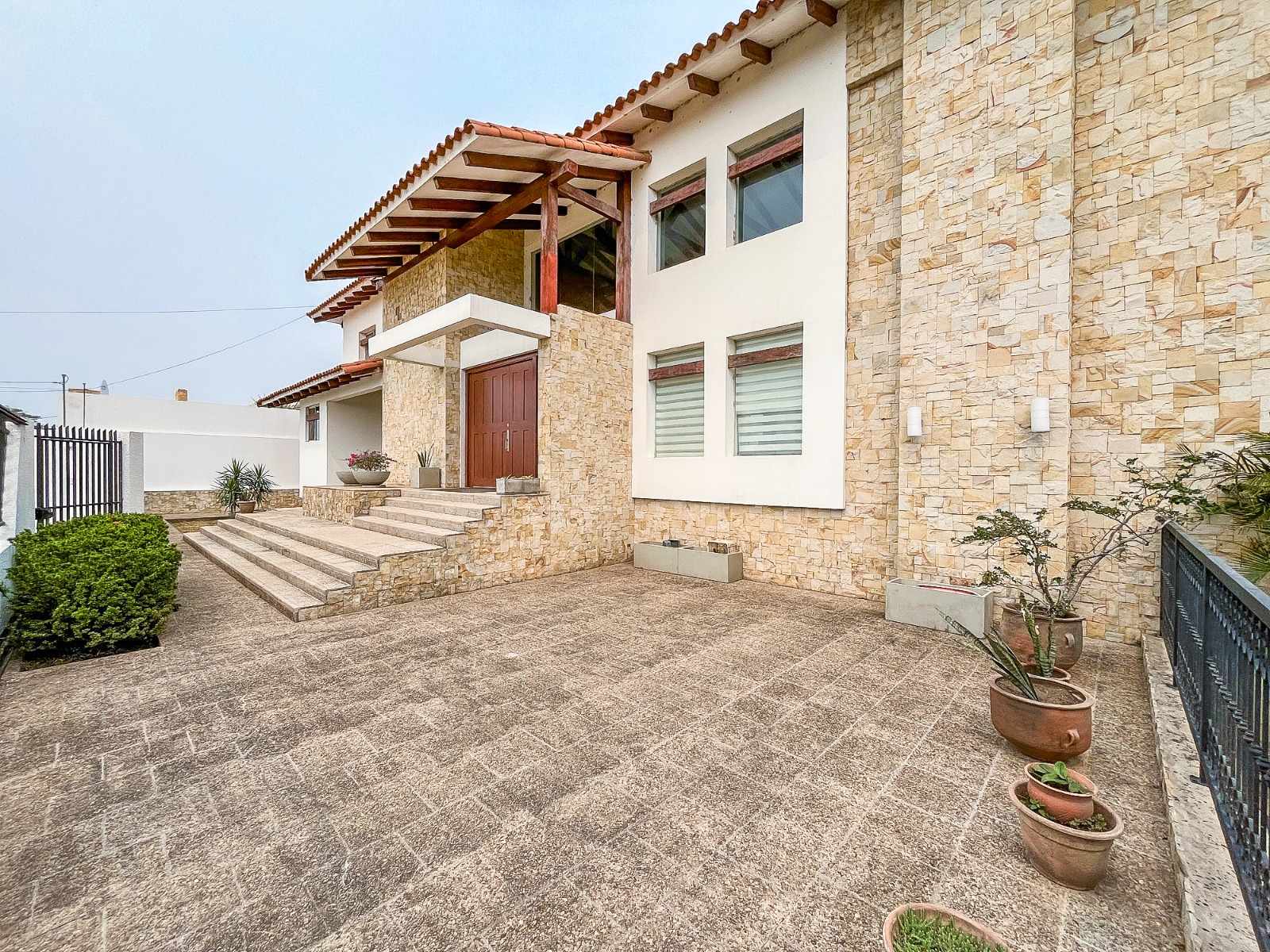 Casa en VentaHERMOSA CASA EN VILLA BONITA, CON UNA ESPECTACULAR PISCINA Y TODO LO QUE SOÑAS PARA TU FAMILIA 

 5 dormitorios 6 baños 3 parqueos Foto 2