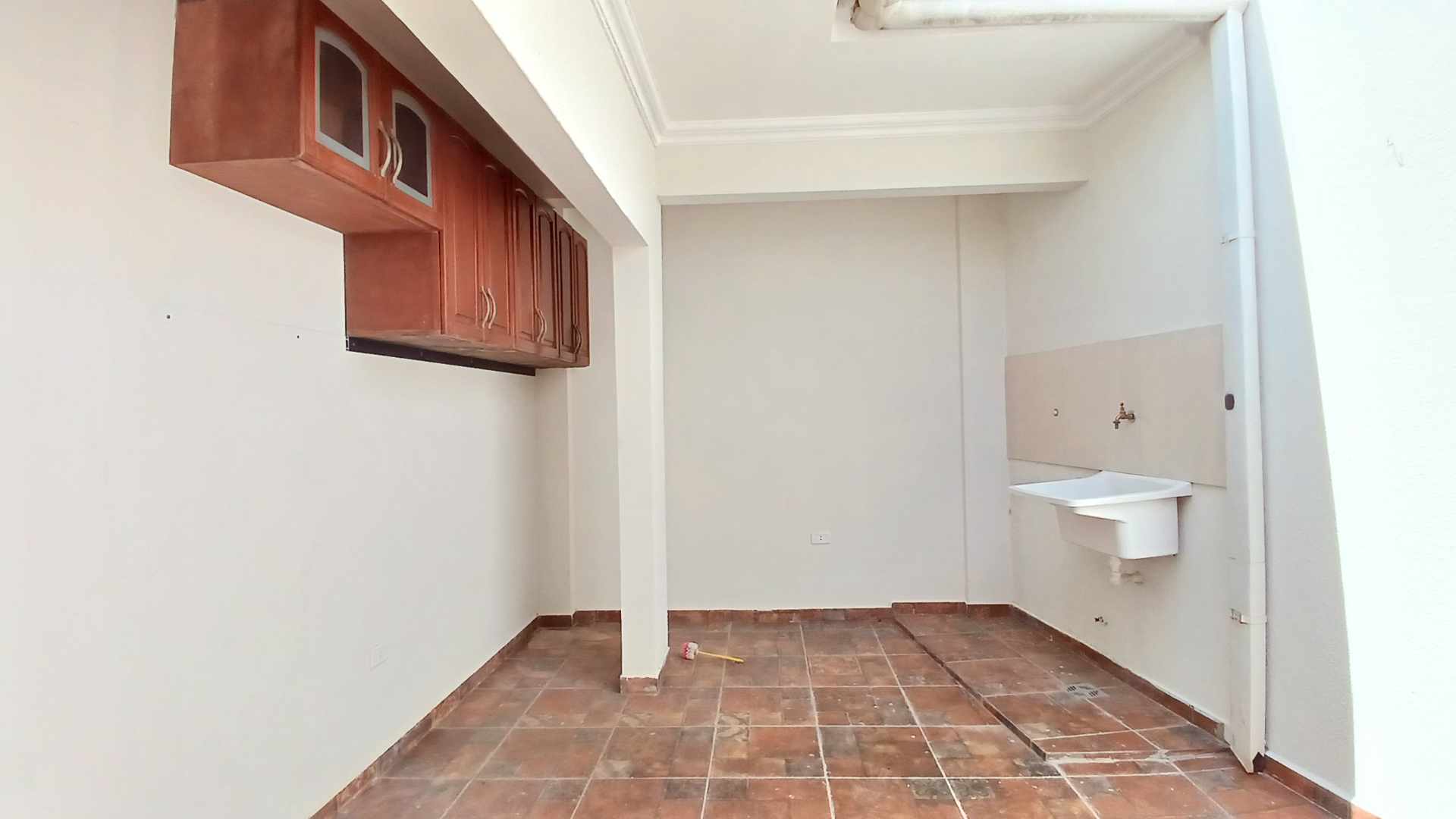 Casa en Alquiler📍 Barrio Hamacas, entre 3er y 4º anillo – Esquina comercial 4 dormitorios 4 baños 2 parqueos Foto 16