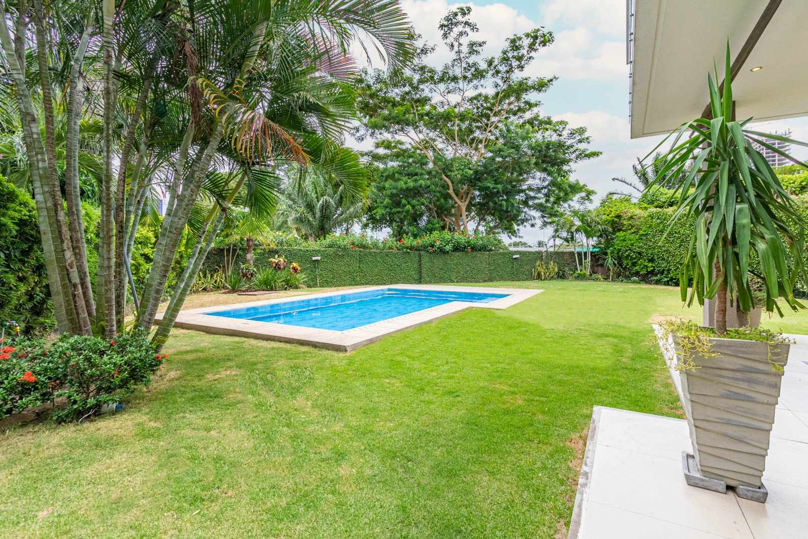 Casa URUBO CONDOMINIO JARDINES DEL URUBO 1
HERMOSA Y ELEGANTE AMOBLADA CASA EN ALQUILER !!!!
CON 4 HABITACIONES SUITE  Foto 2