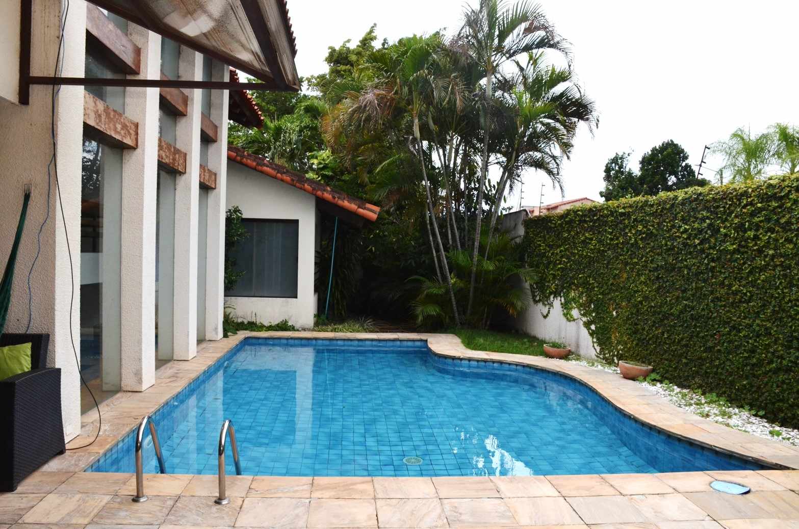 Casa en Entre 2do y 3er anillo Norte en Santa Cruz de la Sierra 5 dormitorios 4 baños 2 parqueos Foto 4