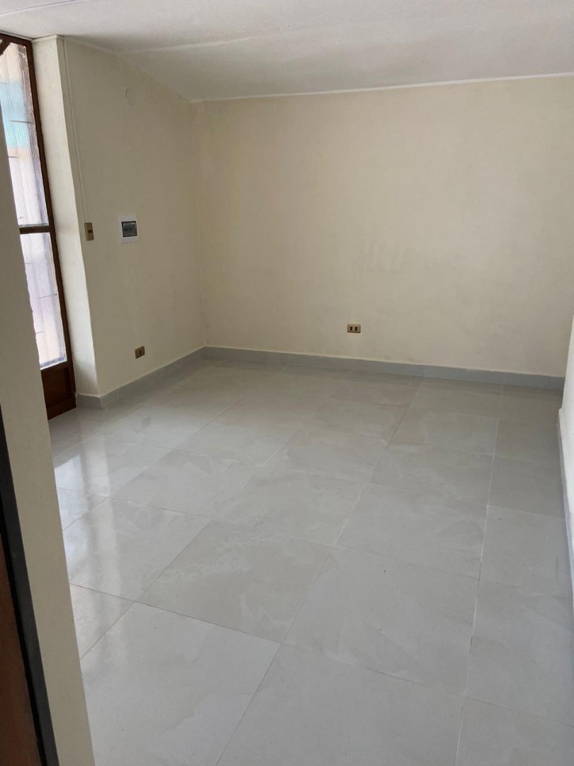 Casa en AlquilerCASA EN ALQUILER BS. 7600.- IDEAL PARA OFICINAS/ EMPRESA INM. AV. UYUNI ZONA MUYURINA 5 dormitorios 3 baños 4 parqueos Foto 7