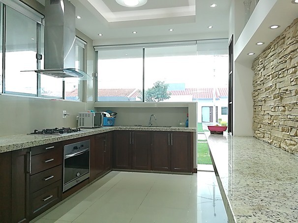 Casa en Doble vía La Guardia en Santa Cruz de la Sierra 4 dormitorios 4 baños 4 parqueos Foto 5