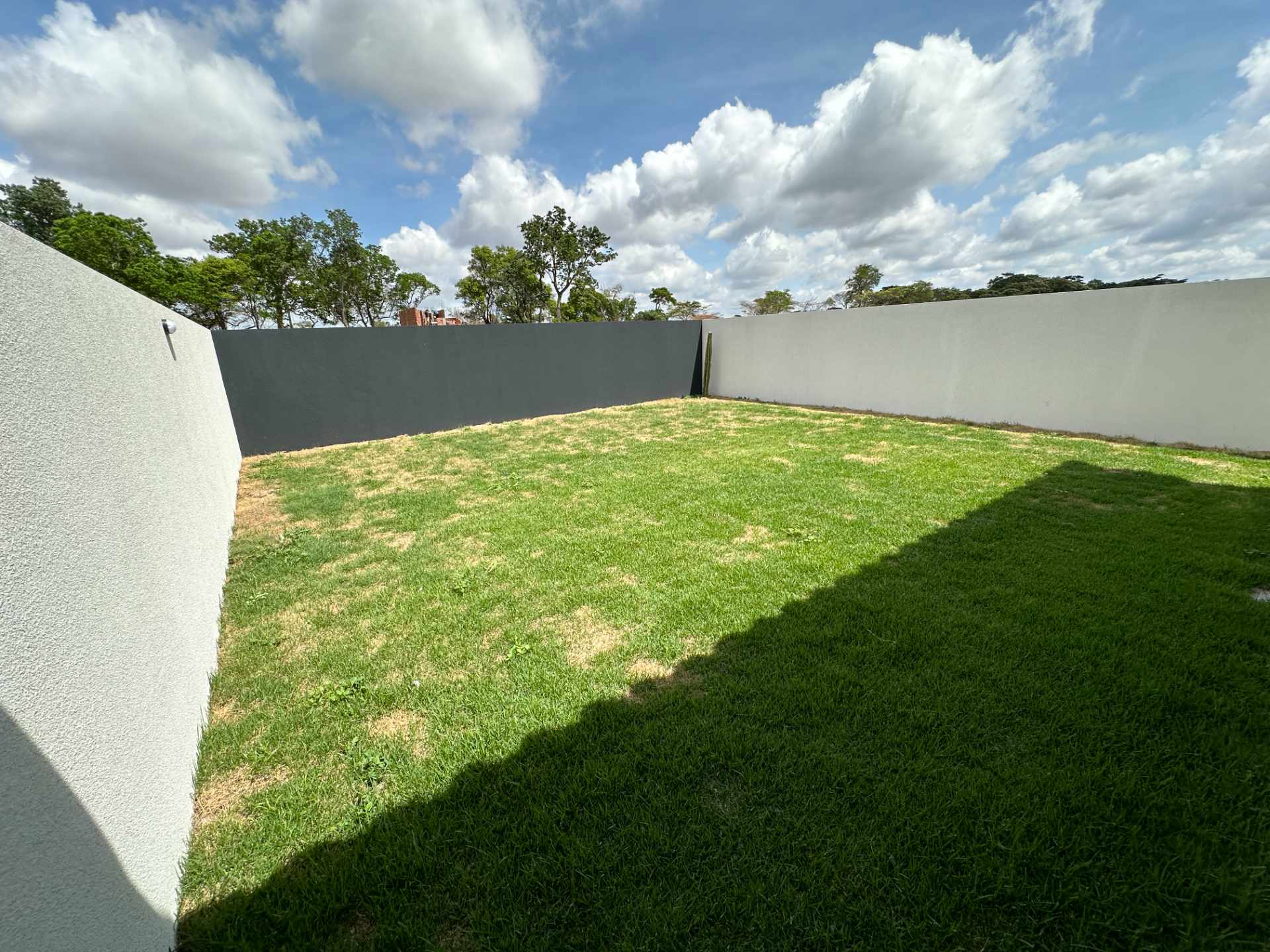 Casa en VentaZona este de Santa Cruz, ubicada atrás del Jardín Botánico sobre calle asfaltada. Por la Laguna Guapilo.   Foto 7