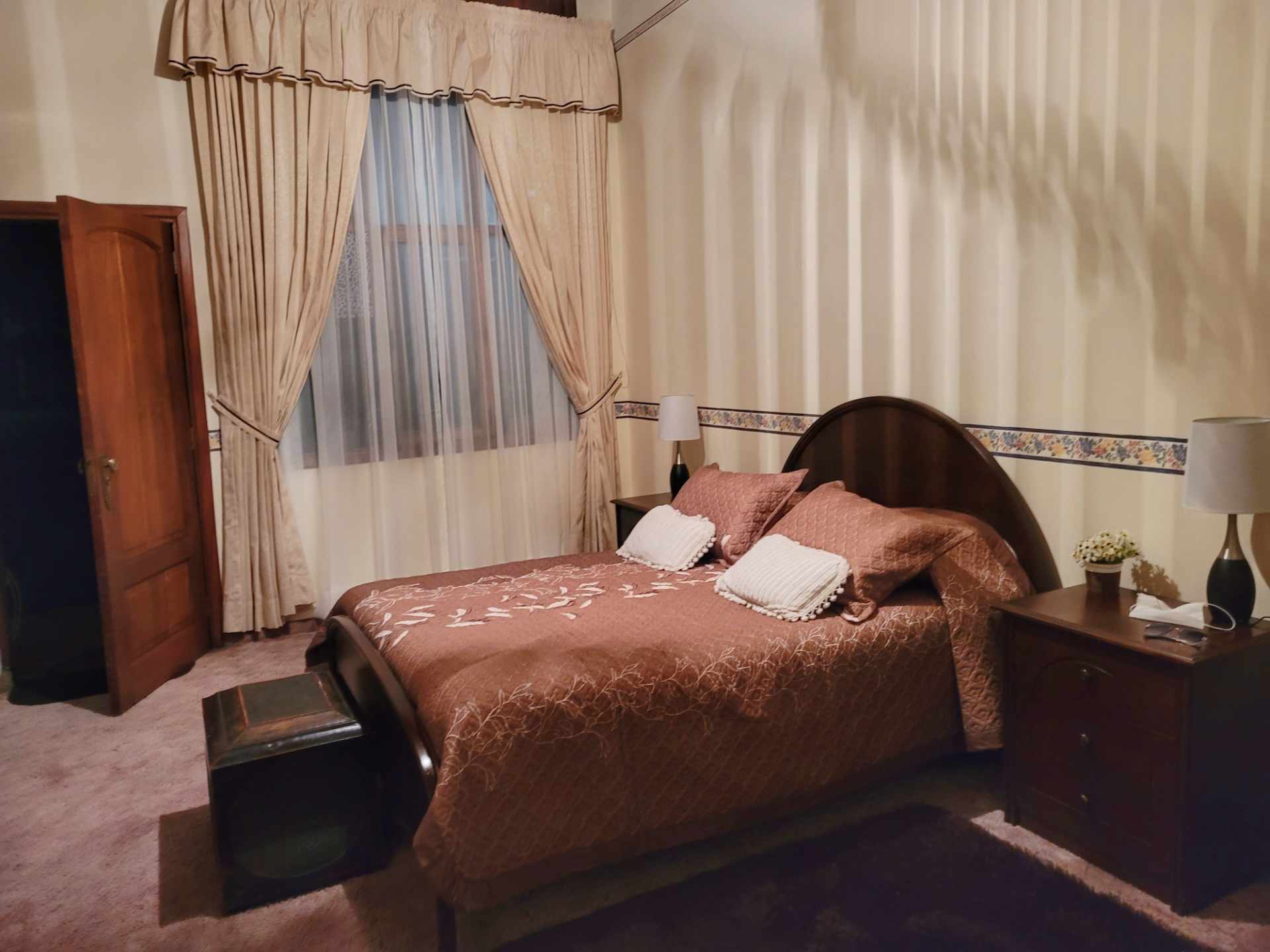 Casa en VentaZona Cala Zala - Cochabamba 
 5 dormitorios 6 baños 3 parqueos Foto 3