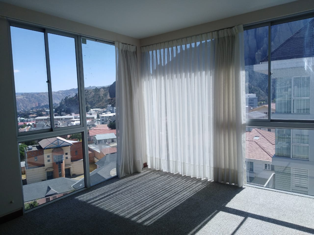 Departamento en VentaAchumani calle 29 4 dormitorios 3 baños 1 parqueos Foto 1