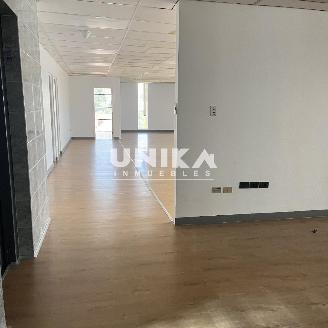 Oficina en AlquilerAMPLIA OFICINA SOLEADA EN LA MEJOR UBICACIÓN , ASCENSOR PRIVADO 4 AMBIENTES , SALA DE REUNIÓN. Foto 15