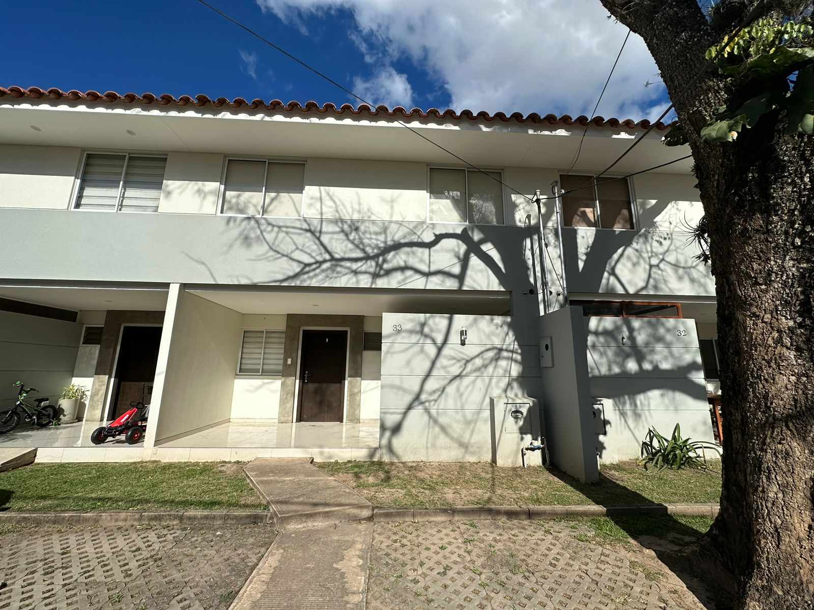 Casa en Alquiler📍CASA EN ALQUILER 
  CONDOMINIO PALMAS DEL OESTE II
Av. Piraí entre 6to y 7mo Anillo

 Foto 1