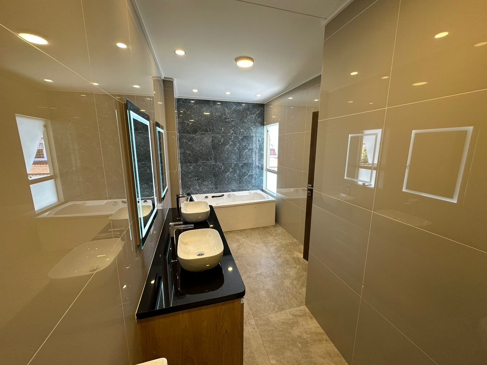 Casa en VentaSANTOS DUMONT ENTRE 3ER Y 4TO ANILLO 4 dormitorios 5 baños 2 parqueos Foto 10