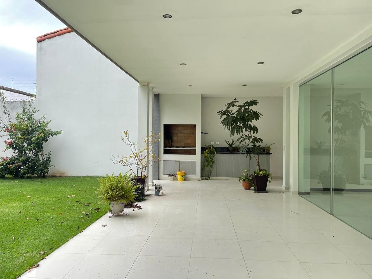 Casa en Entre 3er y 4to anillo Oeste en Santa Cruz de la Sierra 4 dormitorios 6 baños 4 parqueos Foto 36