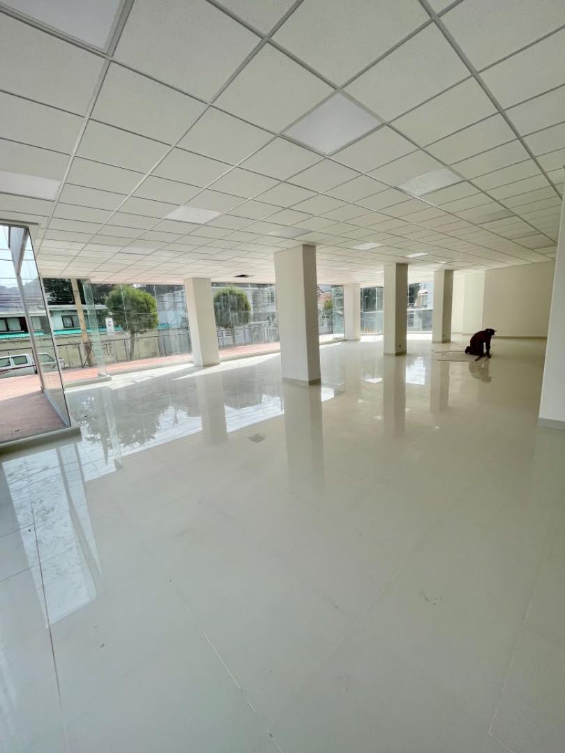 Local comercial Calle 17 de Calacoto Esquina Av. Julio Patiño #8083 Foto 4