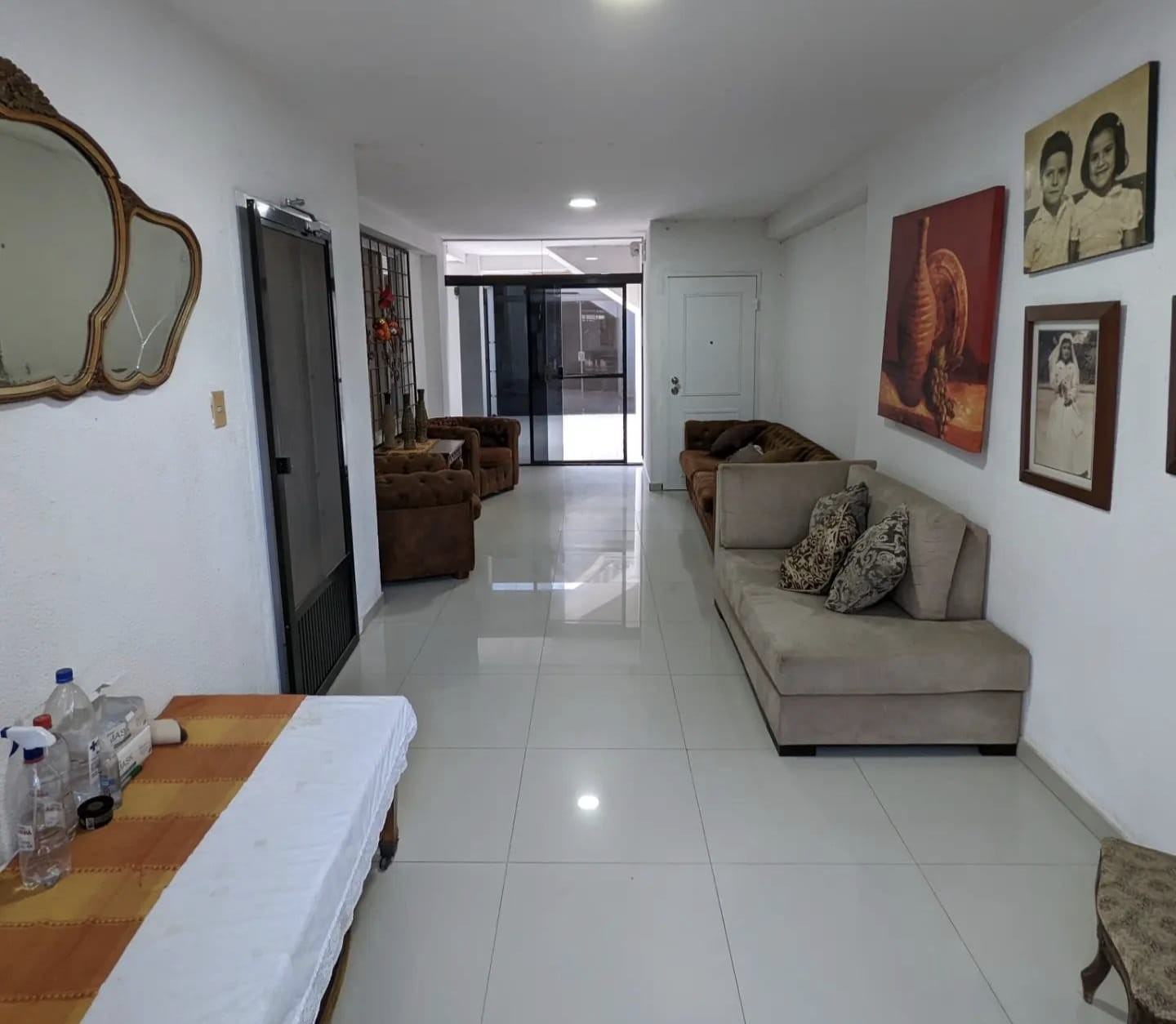 Casa en VentaAvenida Banzer, Quinto Anillo 4 dormitorios 3 baños 2 parqueos Foto 4