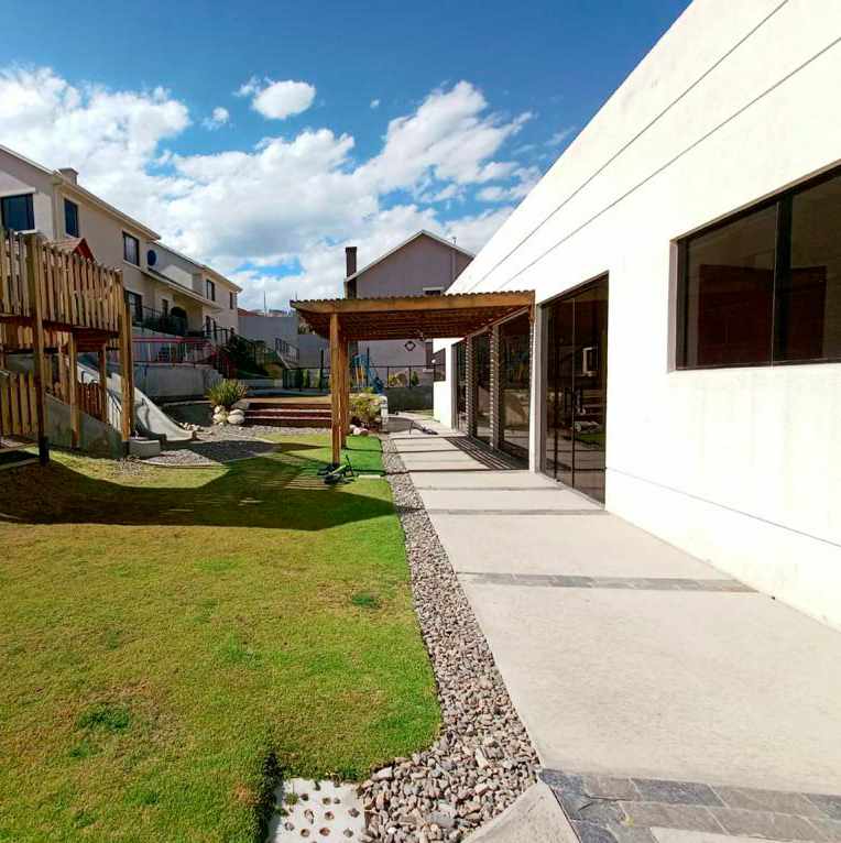 Casa en Achumani en La Paz 3 dormitorios 4 baños 1 parqueos Foto 2