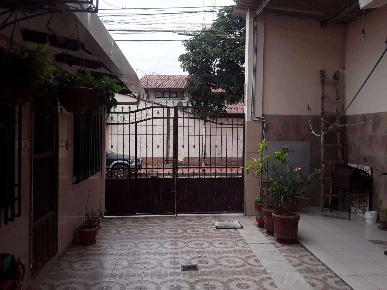 Casa en VentaCASA EN VENTA EN PLENA ESQUINA EN LA CUIDAD DE SANTA CRUZ (ZONA SUD ESTE) Foto 2