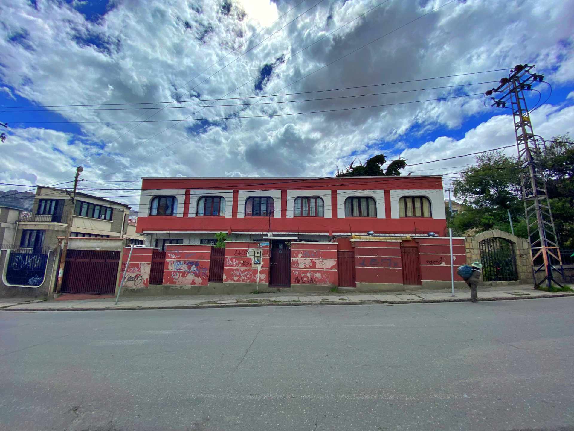 Edificio en VentaAV. del libertador nro. 98, al frente de la estación del teleférico: Amarillo/Verde/celeste  28 dormitorios 29 baños  Foto 1