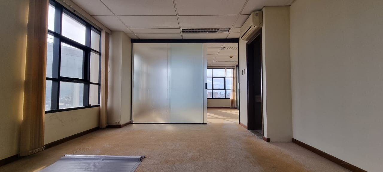 Oficina en AlquilerEdificio Torres CAINCO, Calle Cochabamba 4 dormitorios 2 baños 1 parqueos Foto 8