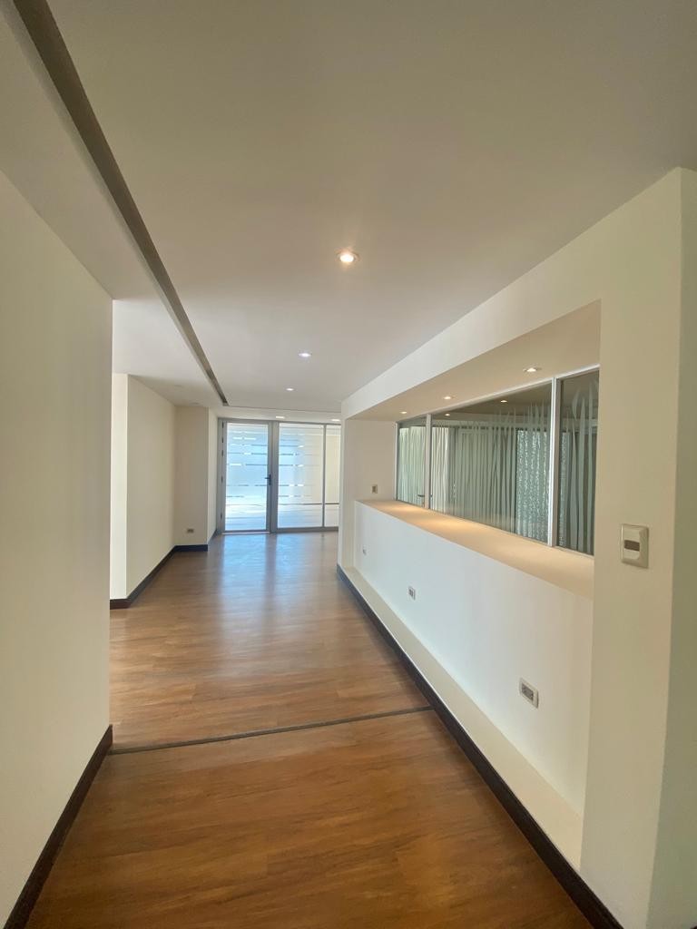 Oficina en AlquilerLINDA OFICINA EN ALQUILER, CALACOTO, HERMOSA VISTA Y TERRAZA PRIVADA CON JARDIN 7 dormitorios 4 baños 4 parqueos Foto 4