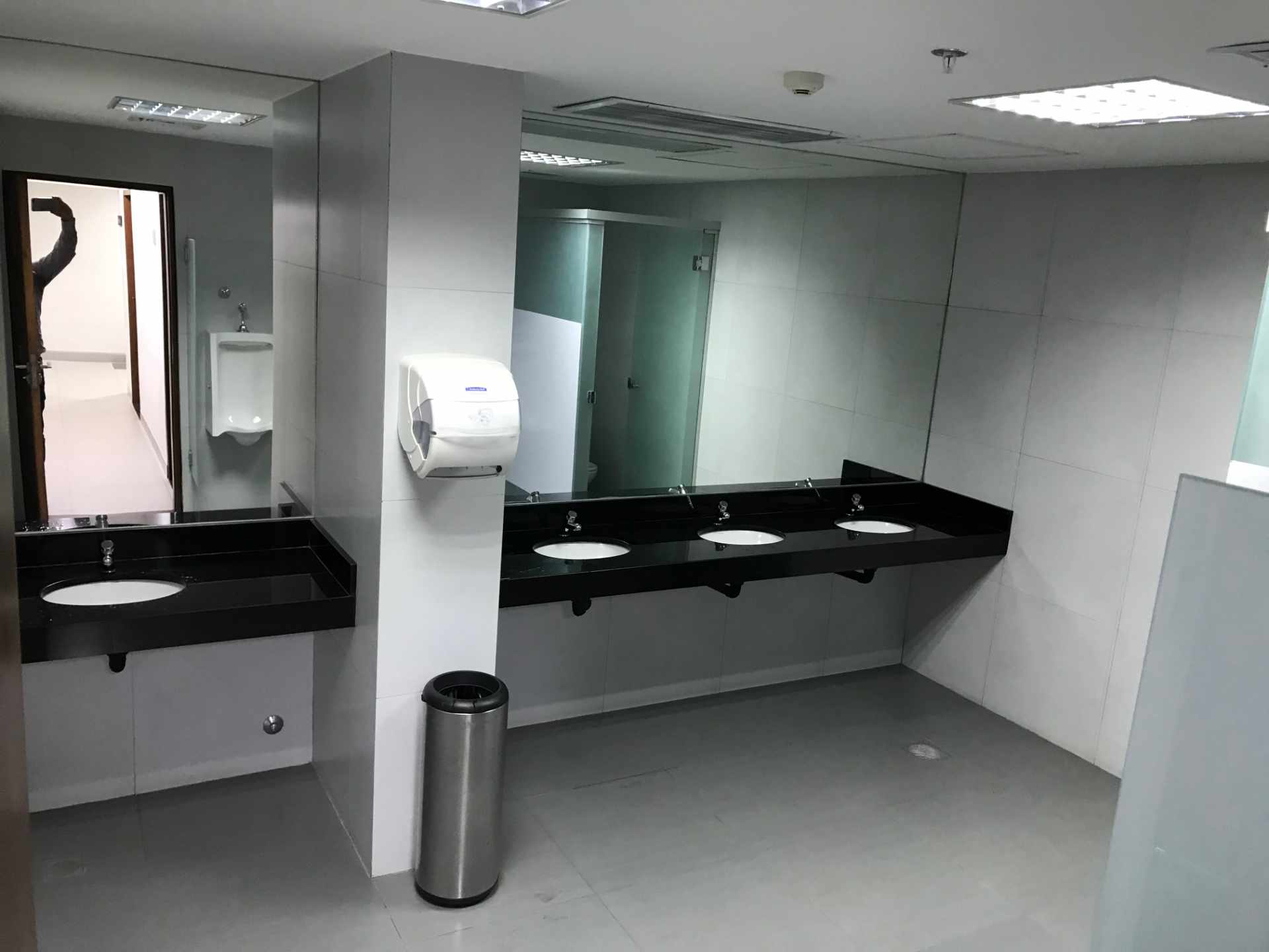 Oficina en AlquilerUrubó Business Center piso 5, en la entrada del Urubó, lado del hotel Radisson. 4 dormitorios 2 baños 2 parqueos Foto 20