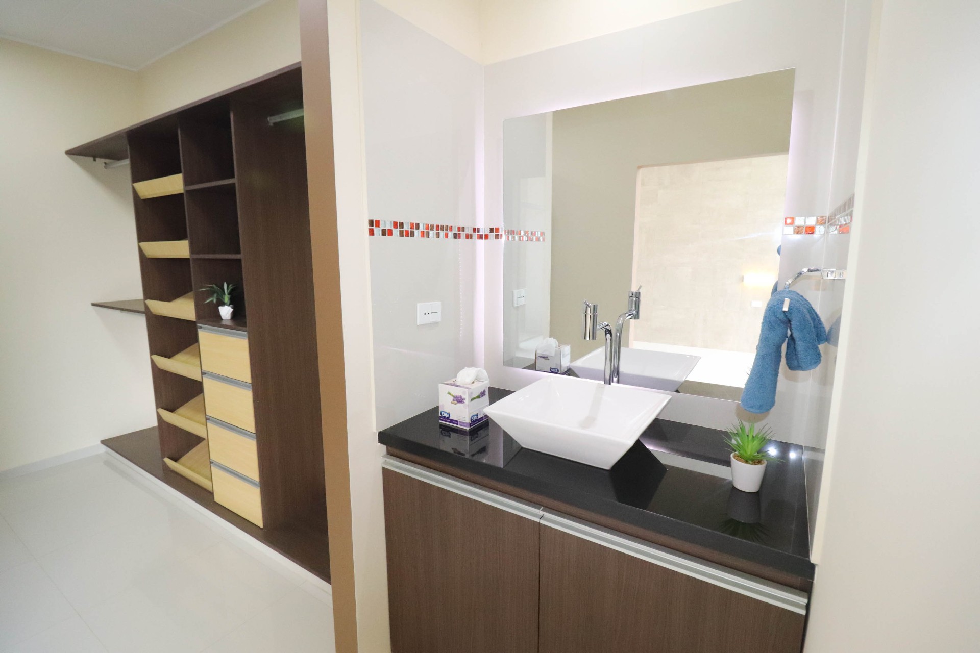 Casa en Entre 7mo y 8vo anillo Sur en Santa Cruz de la Sierra 4 dormitorios 3 baños 2 parqueos Foto 10