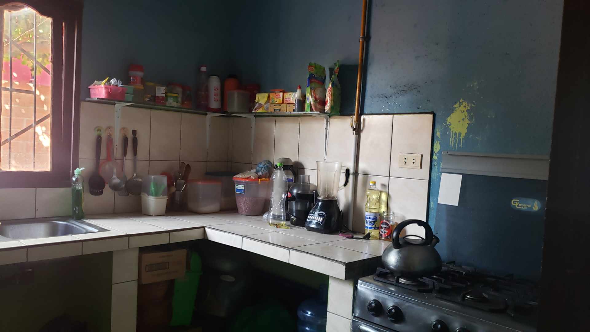 Casa en VentaBarrio los claveles a una cuandra del 9no anillo a dos cuadra de la parada de linea 92,63 es la sede al frente del barrio dorado, en la esquina de la av principal hay un gimnasio. casa amplia en ocasión. Foto 8