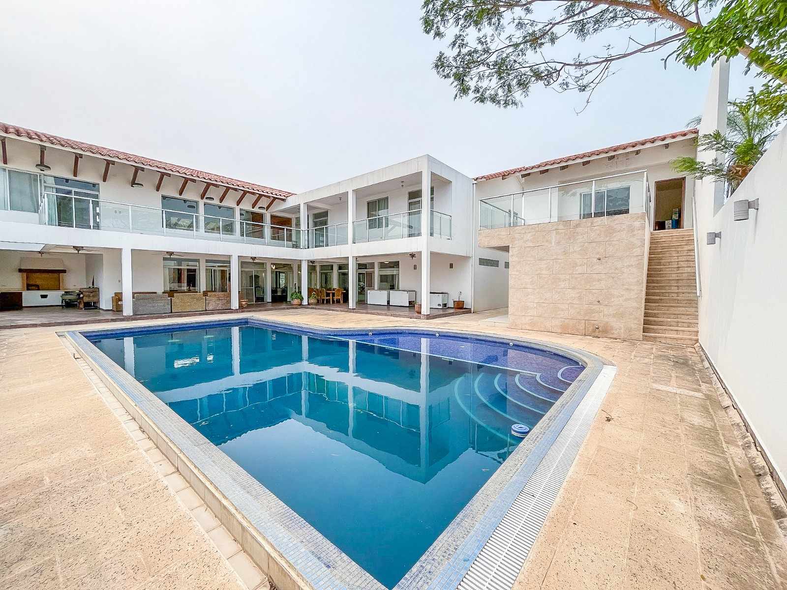 Casa en VentaHERMOSA CASA EN VILLA BONITA, CON UNA ESPECTACULAR PISCINA Y TODO LO QUE SOÑAS PARA TU FAMILIA 

 5 dormitorios 6 baños 3 parqueos Foto 1