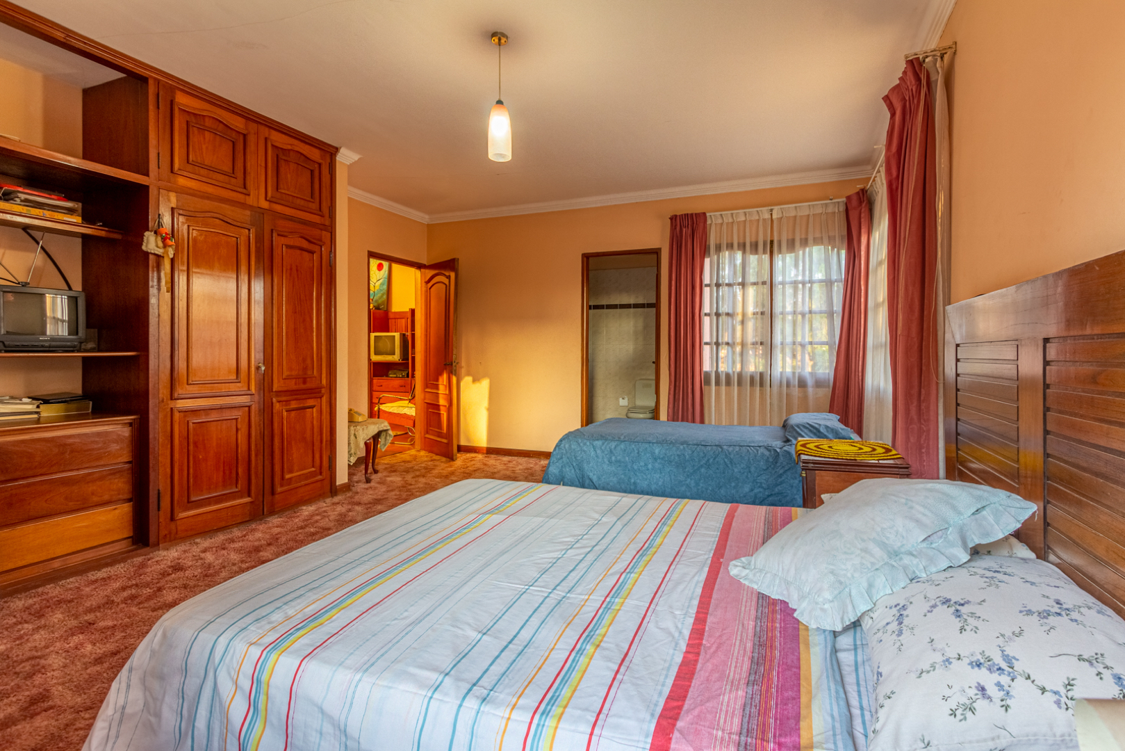 Casa en Entre 4to y 5to anillo Sur en Santa Cruz de la Sierra 5 dormitorios 5 baños 8 parqueos Foto 11