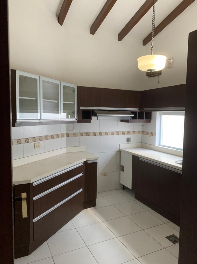 Casa en Entre 2do y 3er anillo Este en Santa Cruz de la Sierra 4 dormitorios 4 baños 3 parqueos Foto 6
