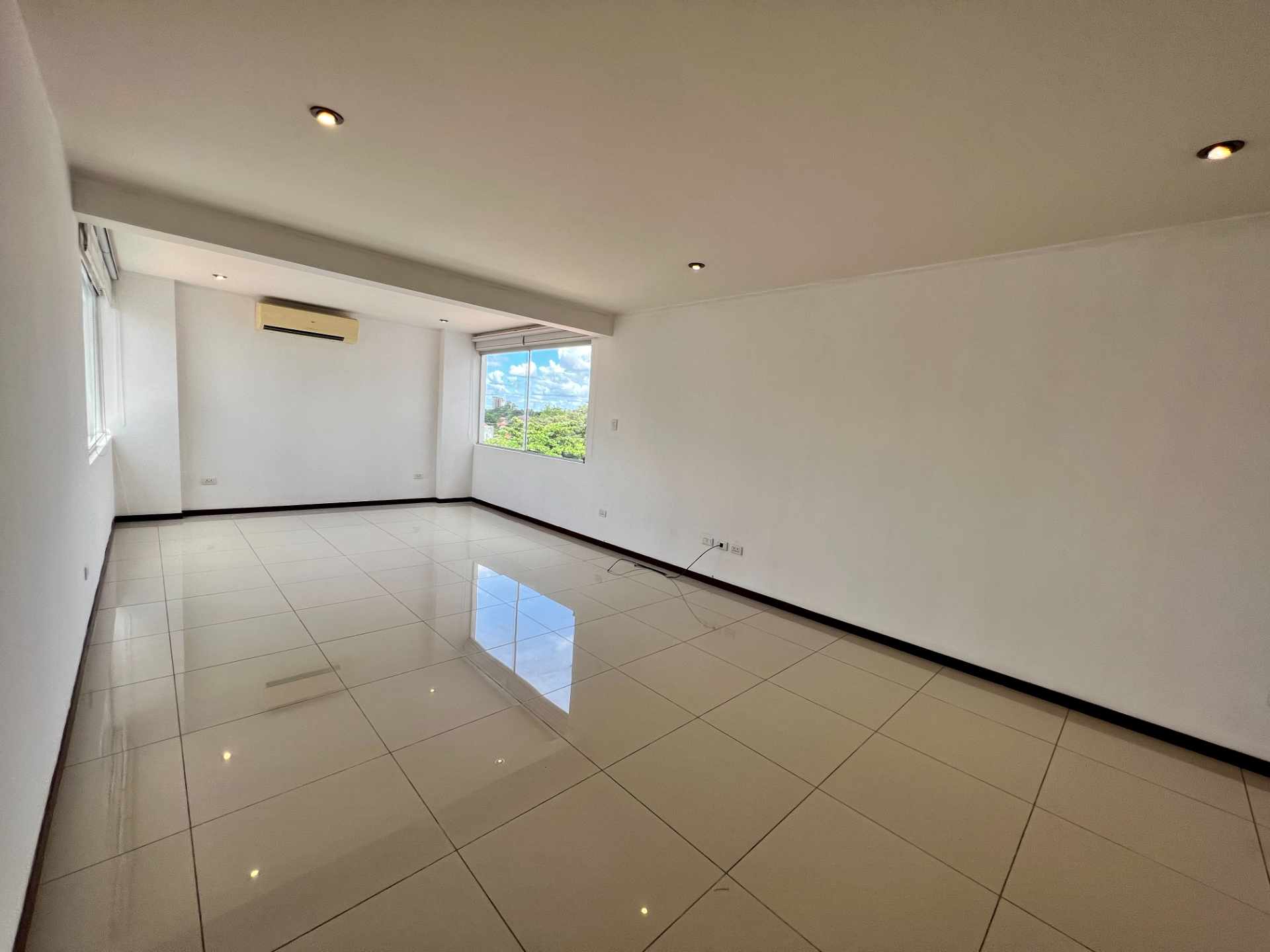 Departamento en AlquilerAv. Pirai 4° anillo 2 dormitorios 3 baños 1 parqueos Foto 11